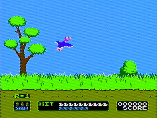 プレイ中のダックハント。生のスコープキャプチャからデコード: 青空、緑の木と草、飛んでいるカモ、HIT と SCORE のバー。